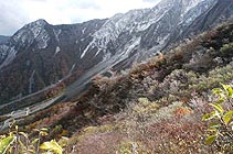 紅葉と雪景色の大山 1