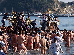 海に入る神輿