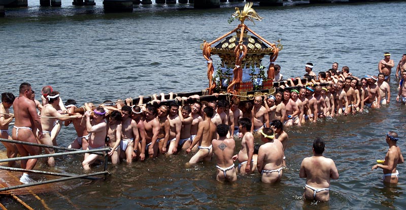 海から出る神輿