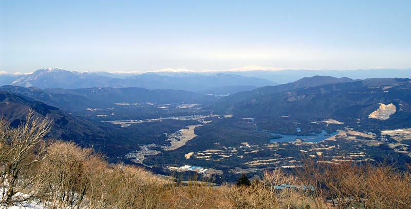 残雪の伊吹山と白山
