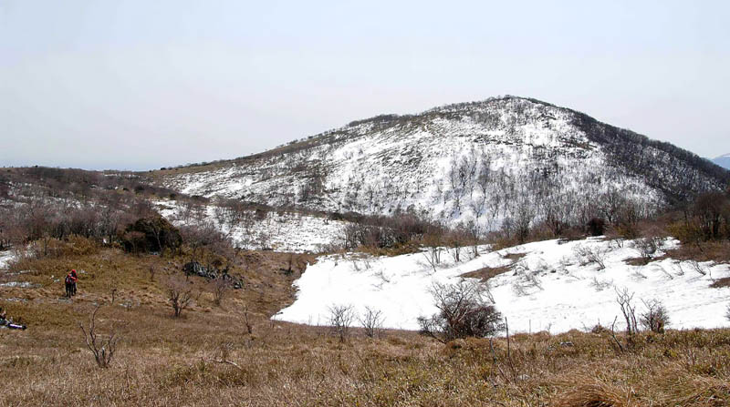 残雪の藤原岳展望丘(1120m)