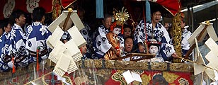 生稚児の注連縄切りや祇園の会