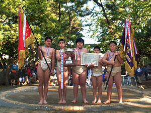 団体戦小学校の部に優勝した海神小学校