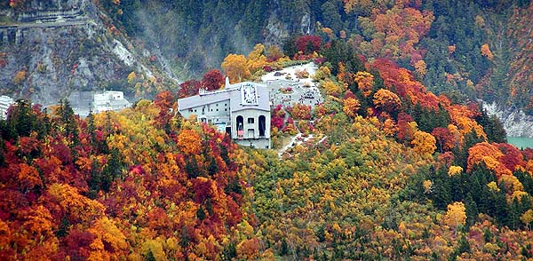 大観峰から見た黒部平の紅葉