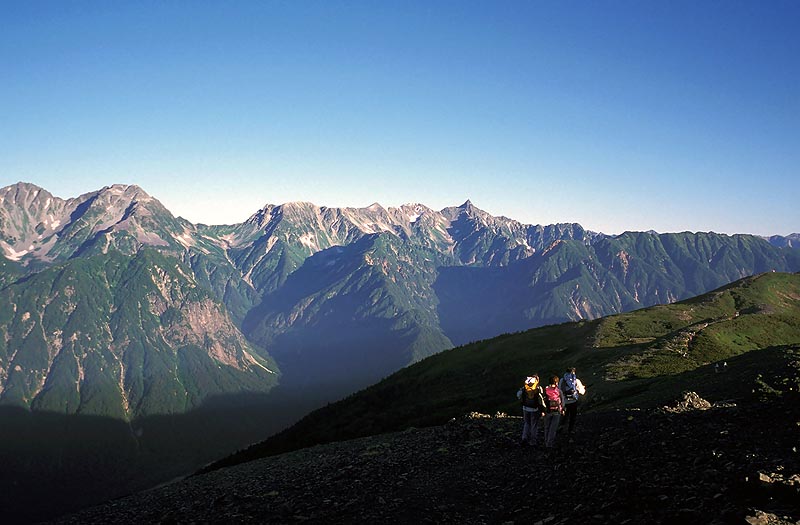 槍ヶ岳と登山者
