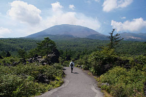 浅間山とハイカー
