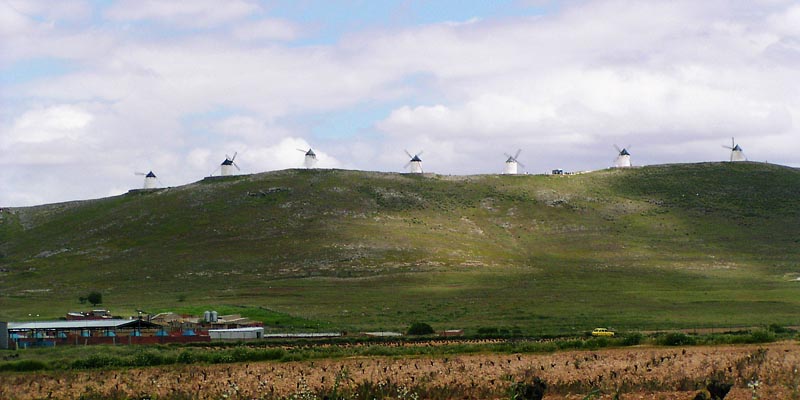 丘の上に並ぶ風車