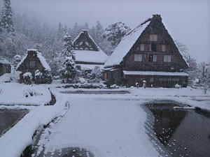 雪の明善寺(白川郷)