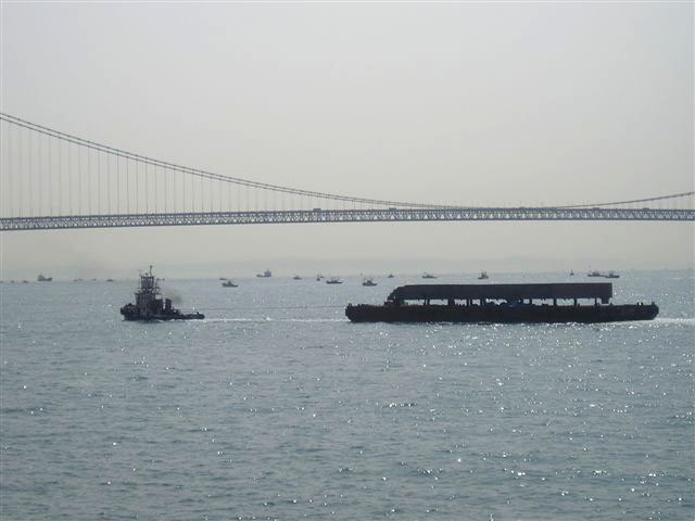 早春の明石海峡