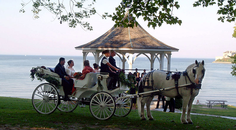 オンタリオ湖畔のガゼボと白馬車