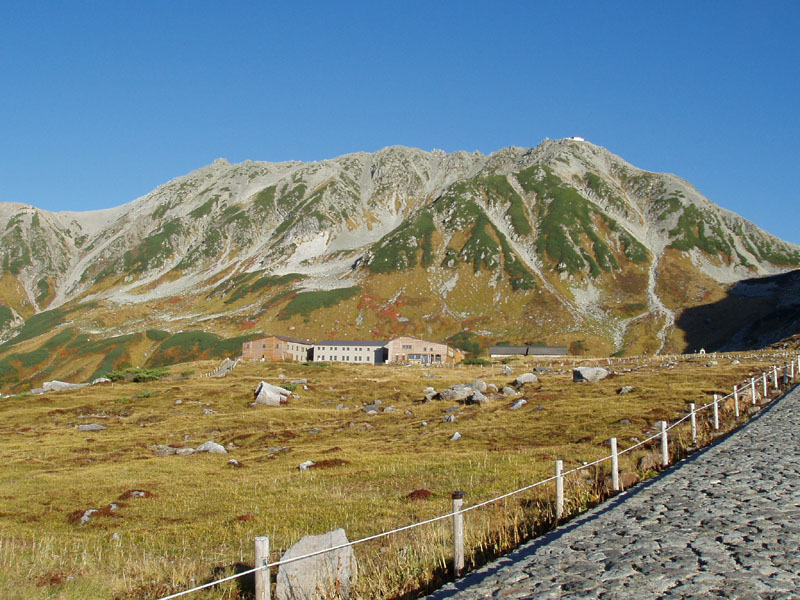 室堂平から立山(雄山)を臨む / 2007.10.11.