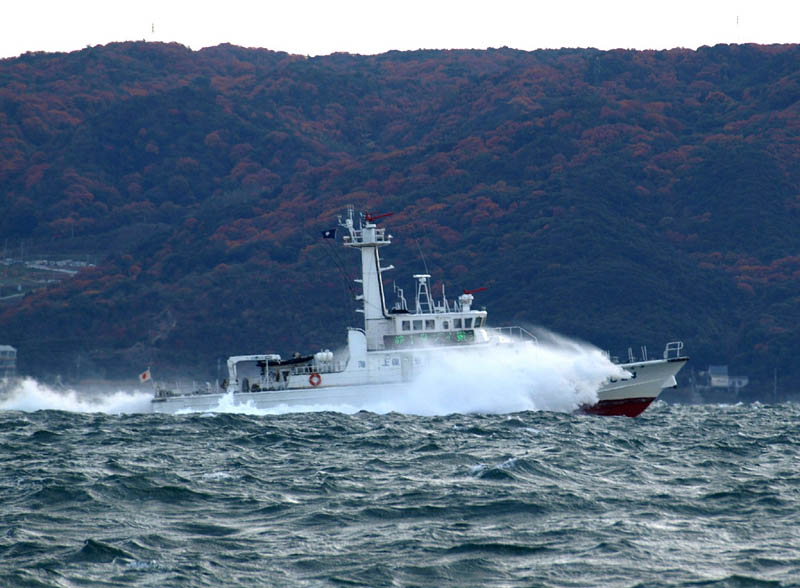 明石海峡を疾走する巡視艇