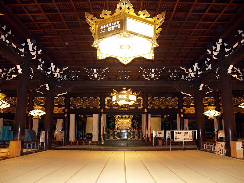 京都・東本願寺御影堂の内部 2009年5月