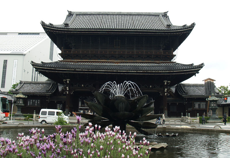 東本願寺御影堂門(京都市) 撮影:2010年5月