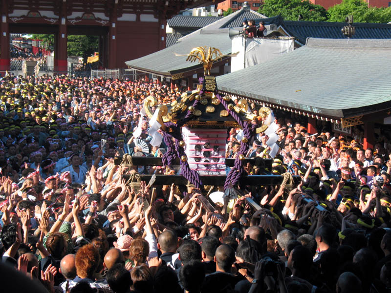 三社祭宮神輿の宮出し/浅草寺 2007.5.20.