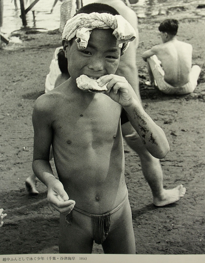 田沼武能 / 越中ふんどしで泳ぐ少年（部分　千葉・谷津海岸　1954）