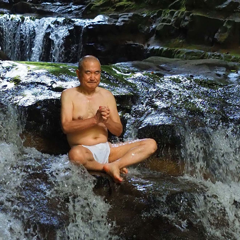 濃溝の滝で瞑想する和田爺
