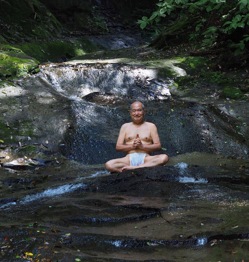 深沢の滝の中腹で手印を結び瞑想する和田爺