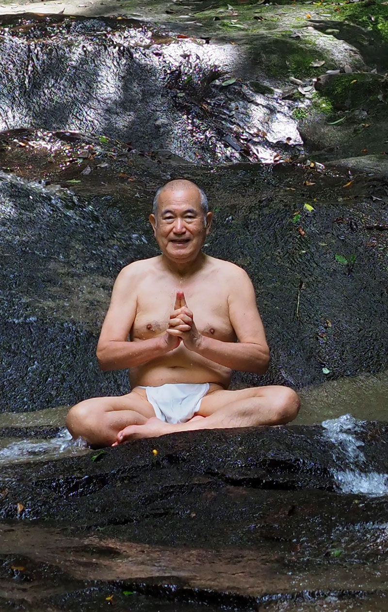 深沢の滝の中腹で手印を結び瞑想する和田爺（拡大）