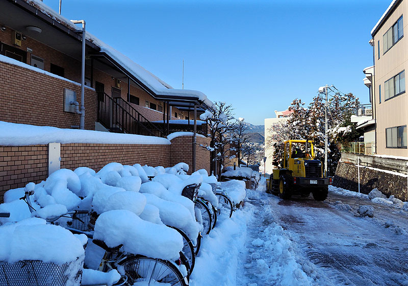 青梅市手配のブルドーザーが玄関先の道路を除雪