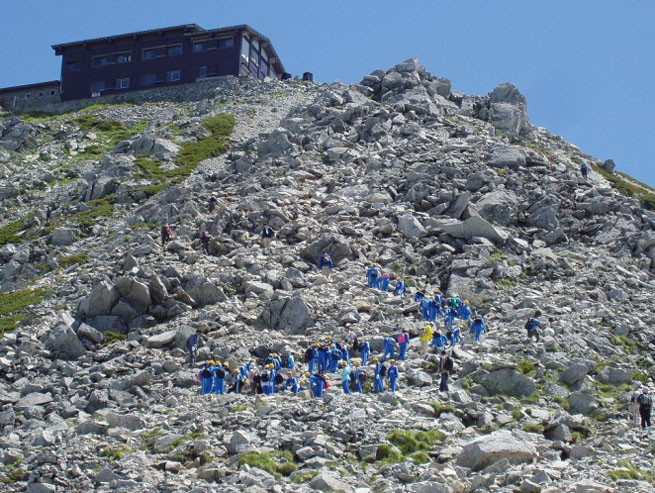 室堂バスターミナルから見える雄山山頂肩にある「雄山神社立山頂上社務所」