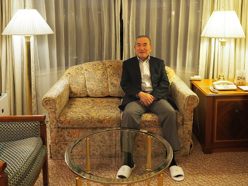 和田義男 70歳10箇月 (自然光) 603号室 / 背景:早稲田大学大隈講堂