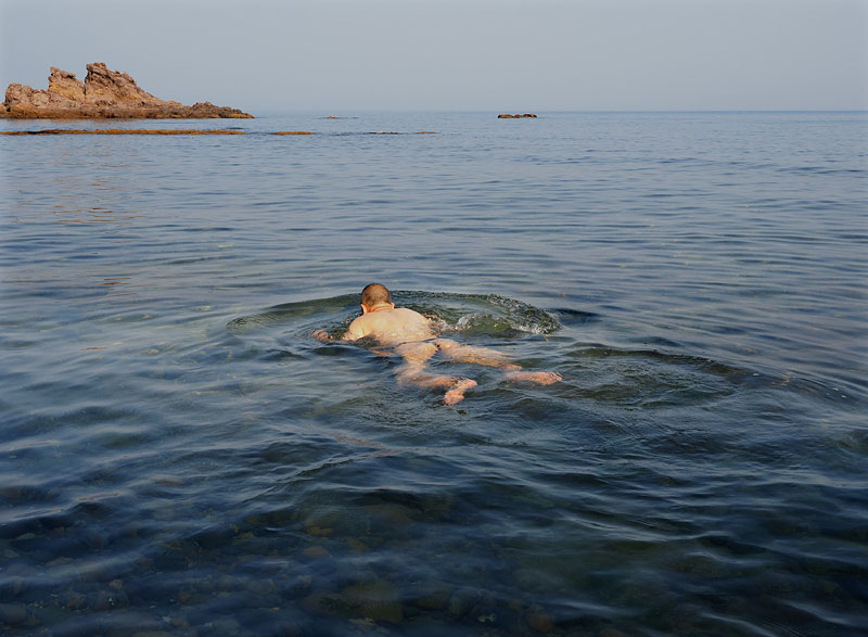 得意の平泳ぎで沖の岩場を目指す黒褌爺
