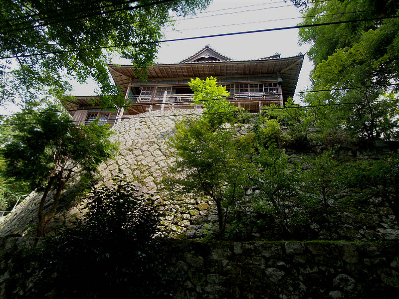 崖の上に立つ僧坊・法曼院