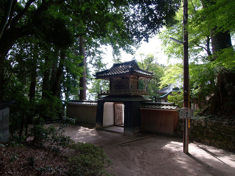 中華風の善住院山門