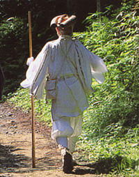 夏の行者道を歩く