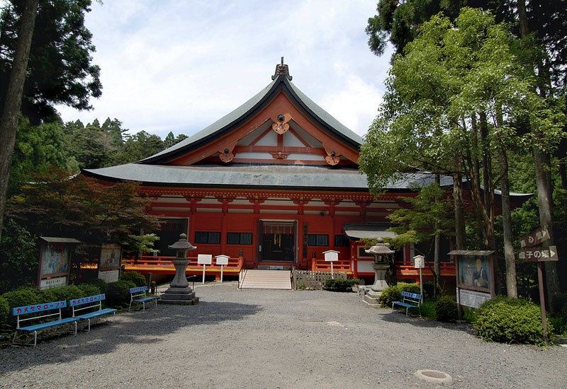 朱塗りの横川中堂