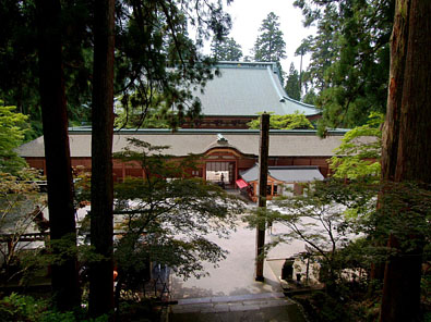 巨大な根本中堂/東塔