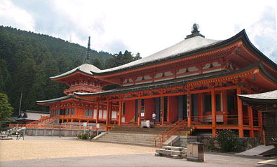 東塔と並ぶ阿弥陀堂/東塔