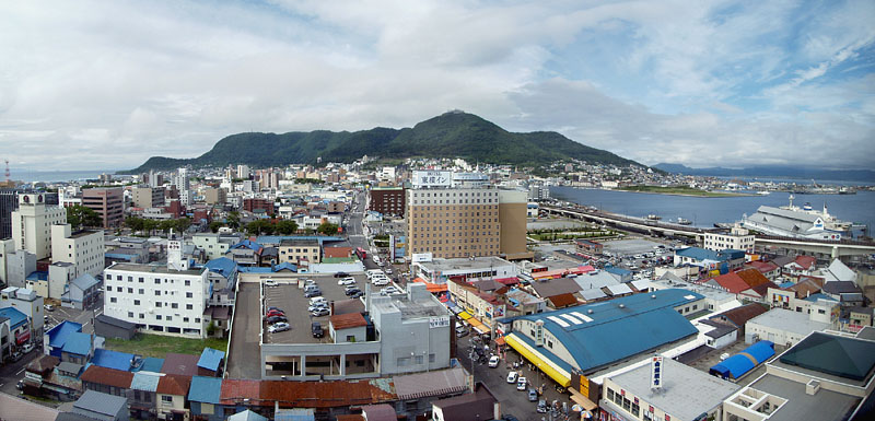 津軽海峡に向かって延びる函館の街と函館山