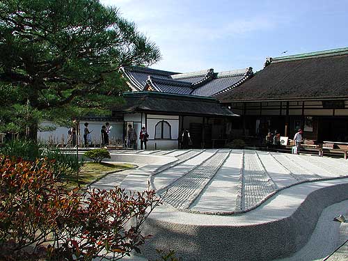 本堂と銀沙灘