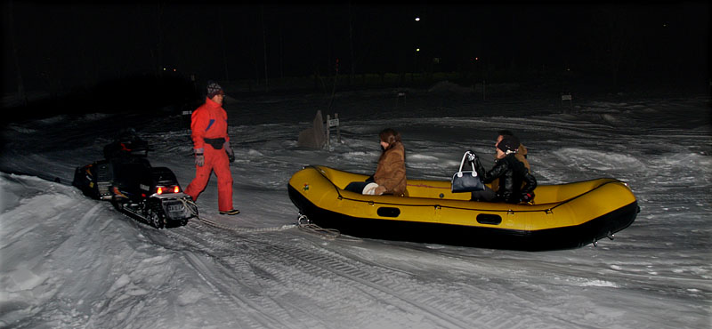 暗闇の雪原を一周したゴムボート