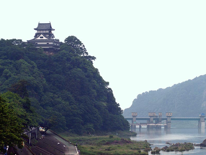 木曽川に聳える犬山城