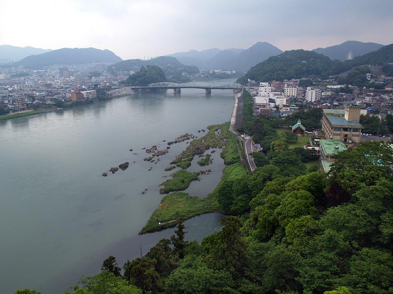 木曽川上流と犬山大橋を望む