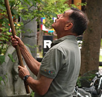 鐘を鳴らす神父