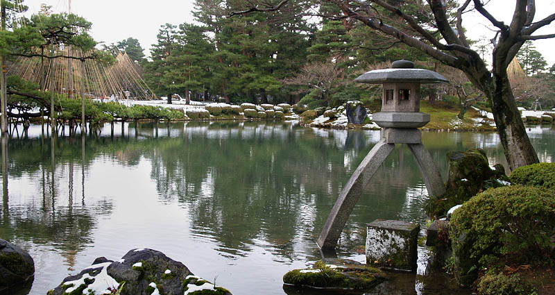 兼六園・雪のことじ燈籠