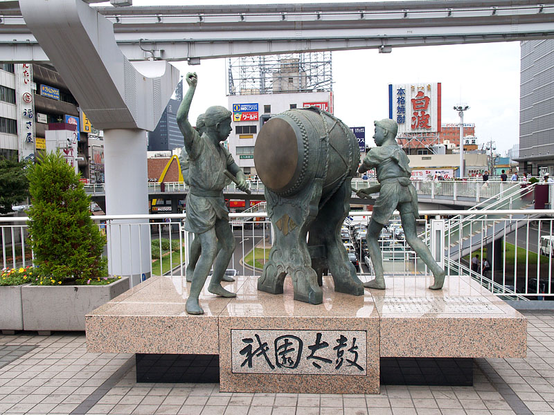 駅前の小倉祇園太鼓の像
