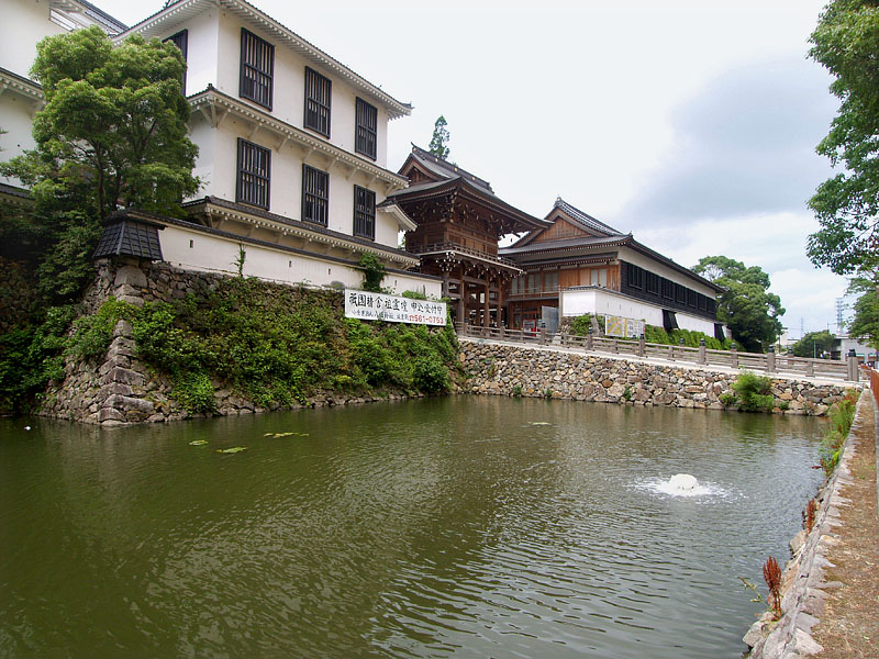 北の丸跡の八坂神社