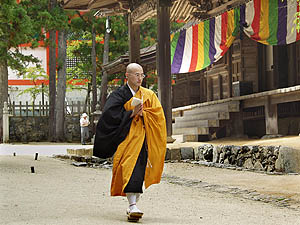 合掌して歩く僧侶