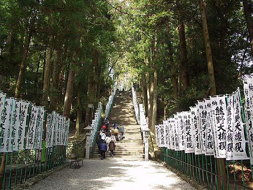 参道と熊野大権現の幟