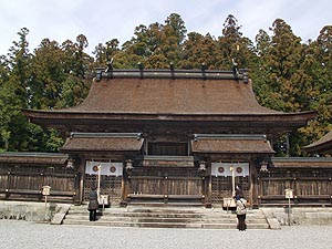 本殿に参拝