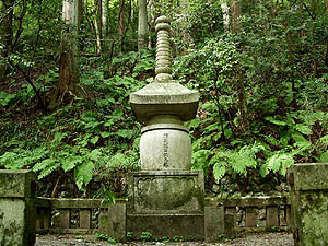 義経公供養塔