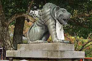 本殿金堂の阿吽の寅