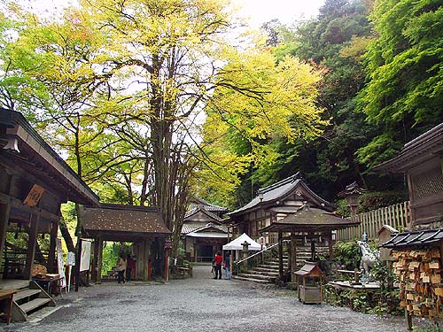 貴船神社本宮の境内