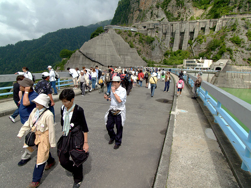 黒部ダムを渡る観光客