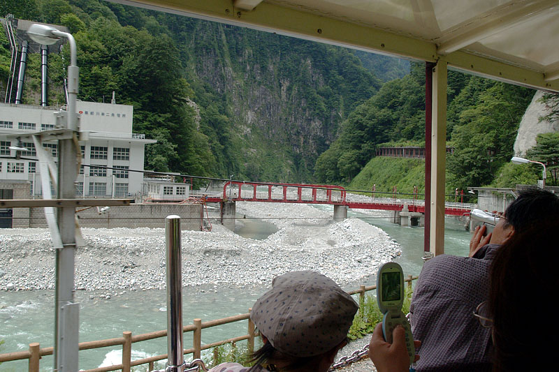 第二発電所と巨大な岩壁